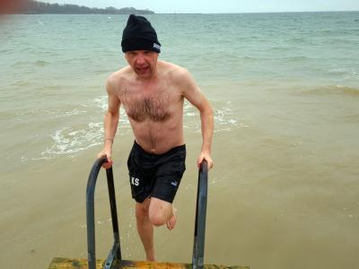 Kenneth stormer op af det kolde vand.