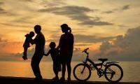Familie og solnedgang - børn som pårørende